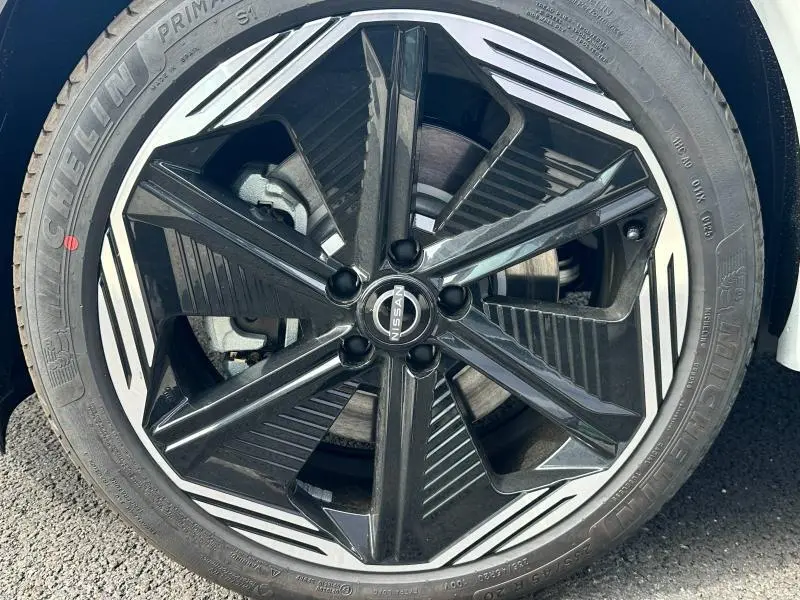Gros plan sur la jante noire et argentée du Nissan Qashqai e-POWER 190ch N-Design 2025 avec pneu Michelin.