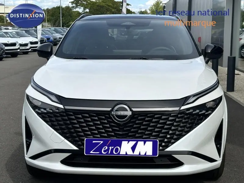 Vue avant d'un Nissan Qashqai e-POWER 190ch N-Design blanc avec calandre noire et logo Nissan centré.