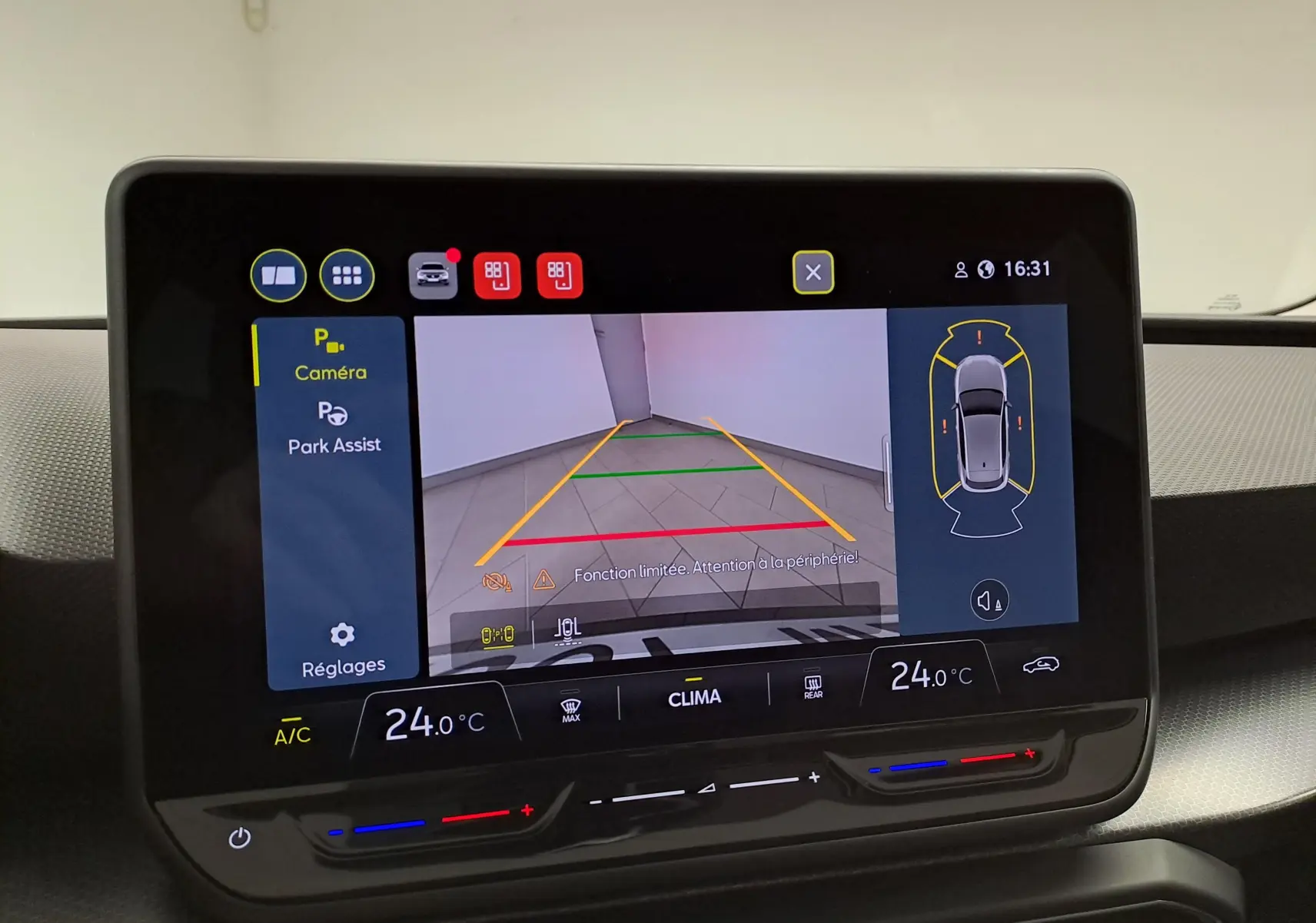 Écran tactile intérieur montrant la caméra de recul active du SEAT LEON gris magnétique avec affichage des capteurs de proximité.