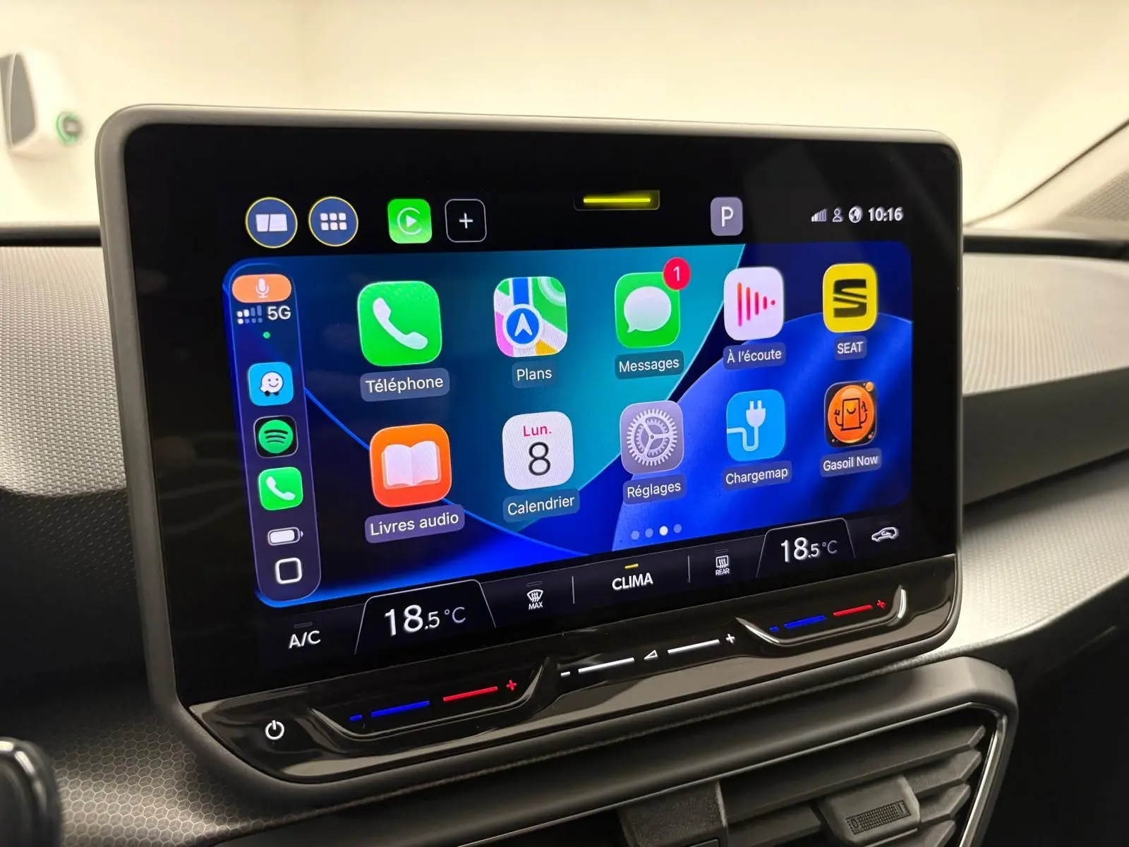 Écran tactile central affichant l’interface multimédia dans l’habitacle d’une SEAT LEON 1.5 eTSI Hybrid 2025.