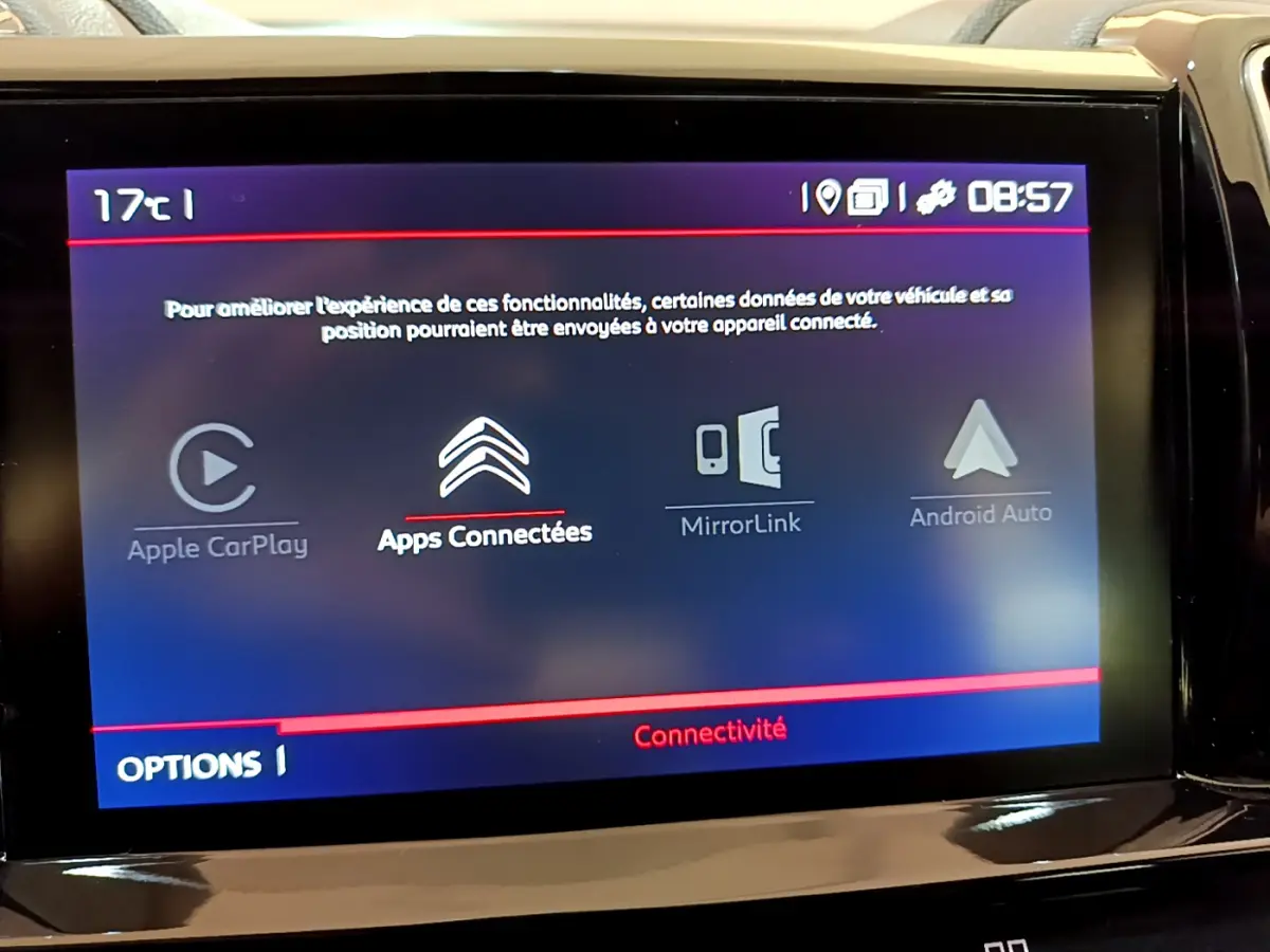 Écran tactile central du Citroën C5 Aircross 2020 affichant les options de connectivité avec interface en français.