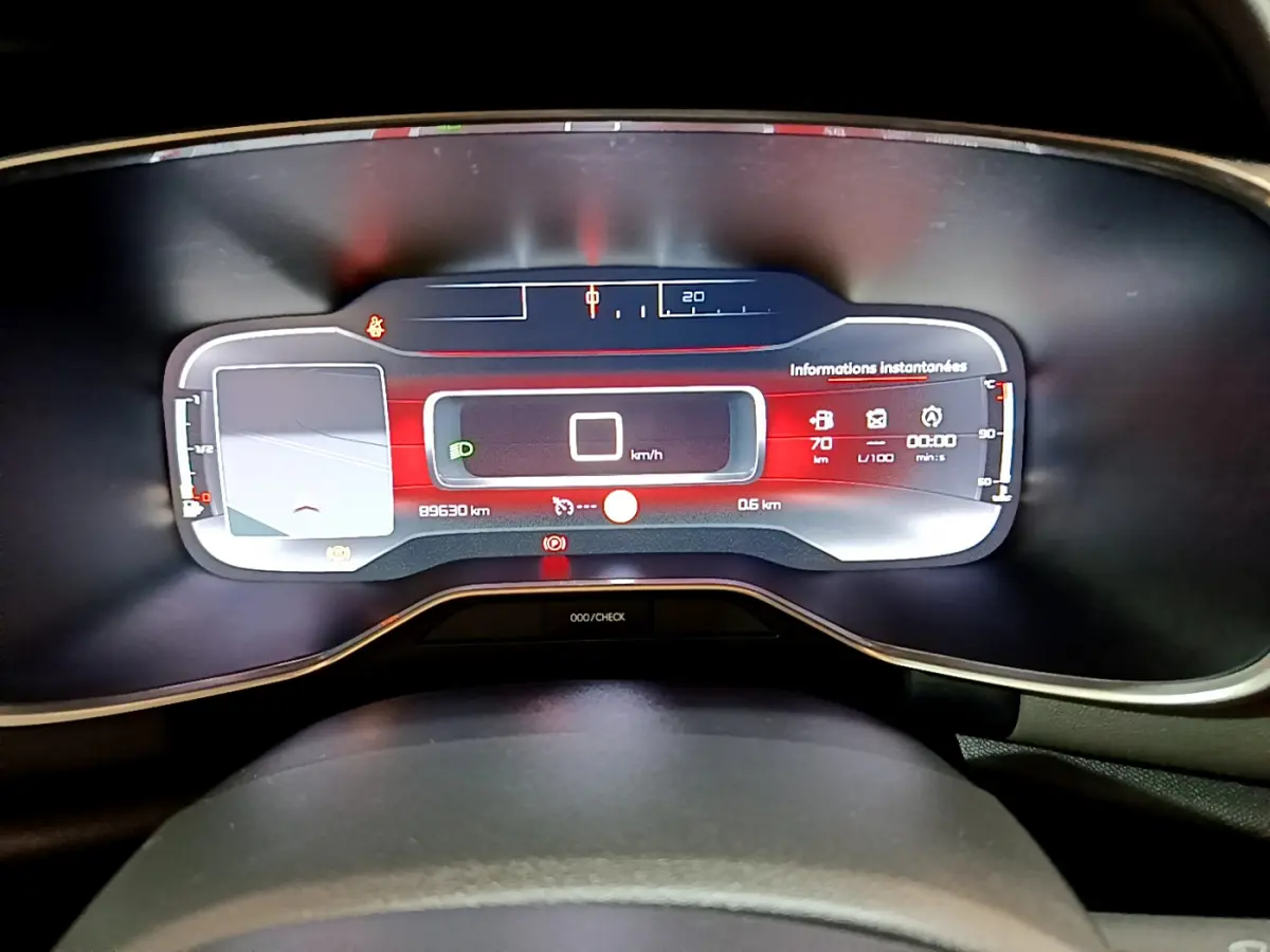 Vue rapprochée du combiné numérique 12,3" du tableau de bord du Citroën C5 Aircross 2020 avec affichage rouge et noir.
