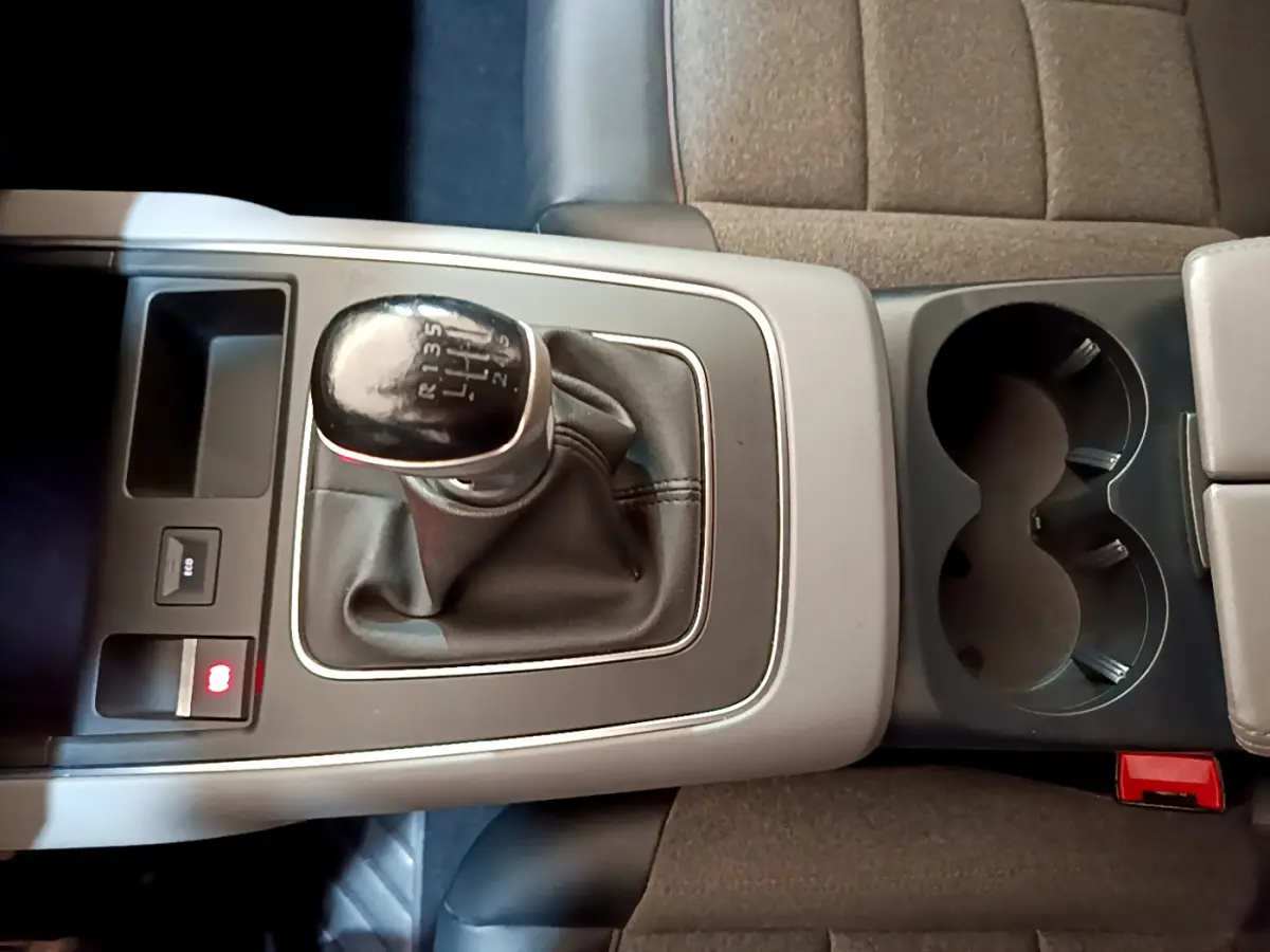 Vue plongeante sur la console centrale du Citroën C5 Aircross 2020, avec levier de vitesse manuel et porte-gobelets.