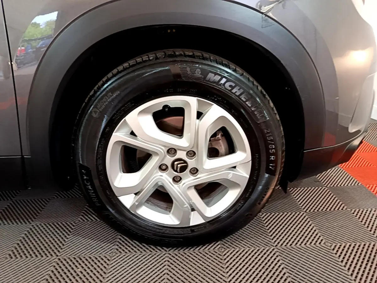 Gros plan sur la roue avant droite gris foncé du Citroën C5 Aircross 1.5 BlueHDi 130 Business avec jante alliage 17 pouces.