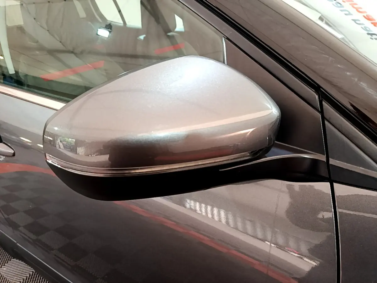 Gros plan sur le rétroviseur droit gris clair du Citroën C5 Aircross gris foncé, avec insert noir et ligne de porte visible.