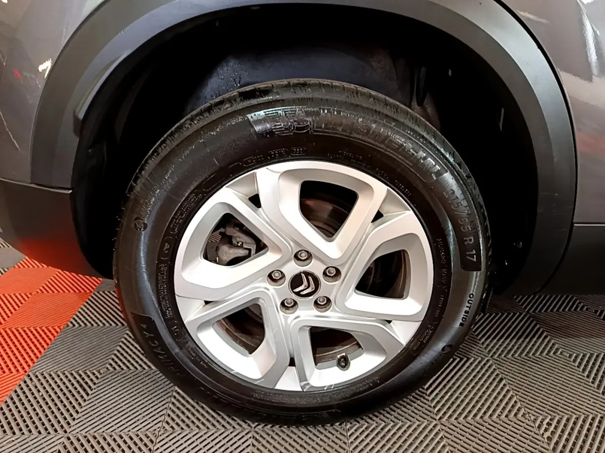 Gros plan sur la roue arrière droite d'un Citroën C5 Aircross gris foncé avec jante alliage 17 pouces Ellipse.