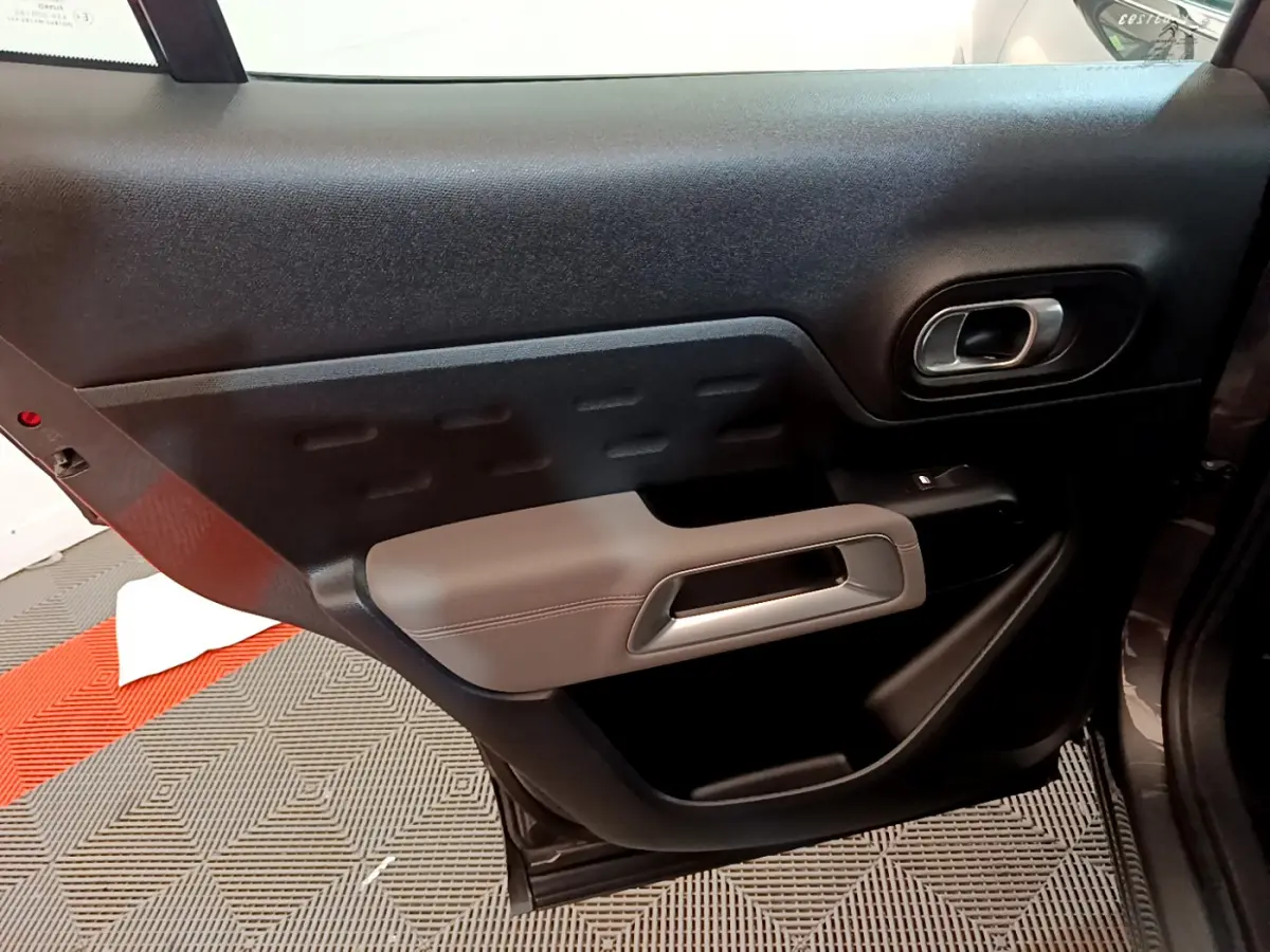 Vue intérieure du panneau de porte arrière gauche gris foncé et noir du Citroën C5 Aircross 2020.