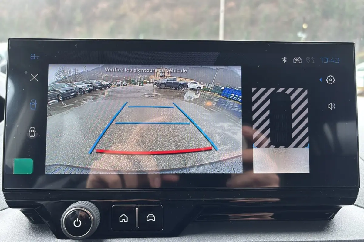 Écran tactile du Peugeot Rifter 2026 affichant la caméra de recul avec guidage coloré, vue arrière du véhicule.