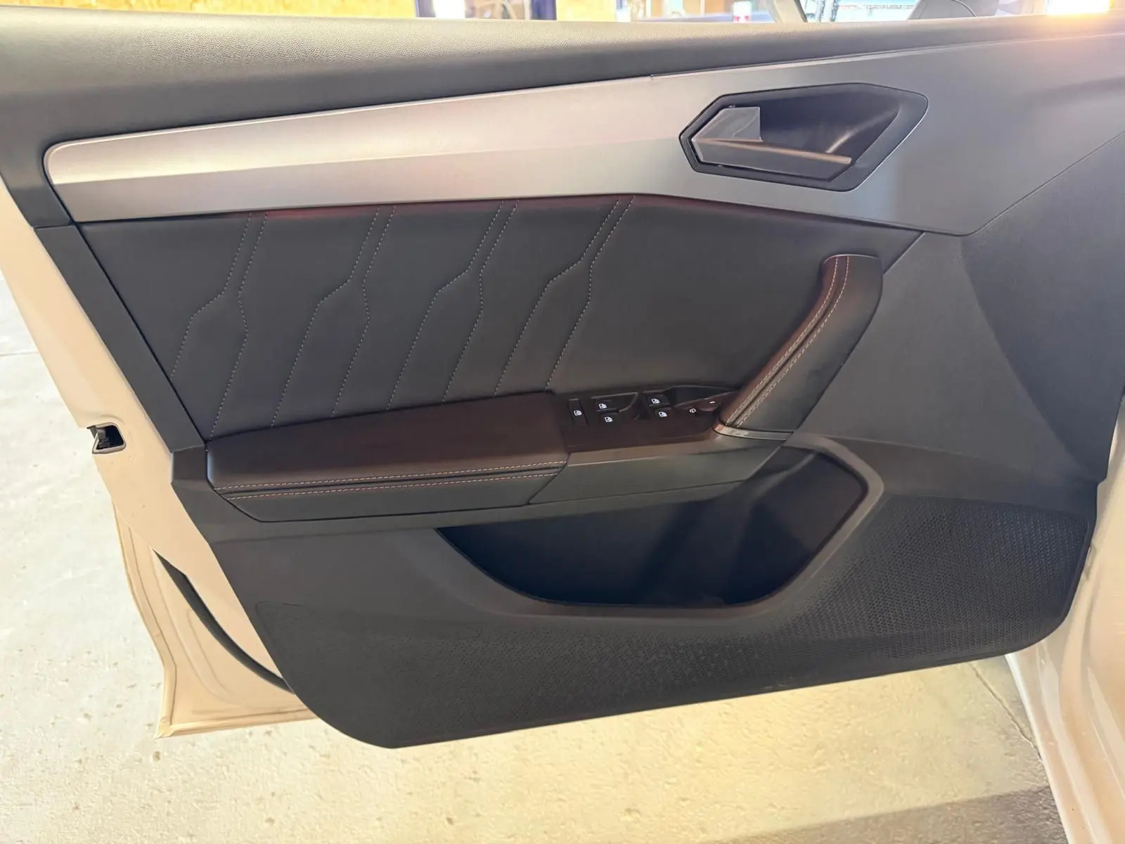 Vue intérieure côté conducteur de la CUPRA LEON ST 2024 avec tableau de bord numérique et volant multifonction noir.