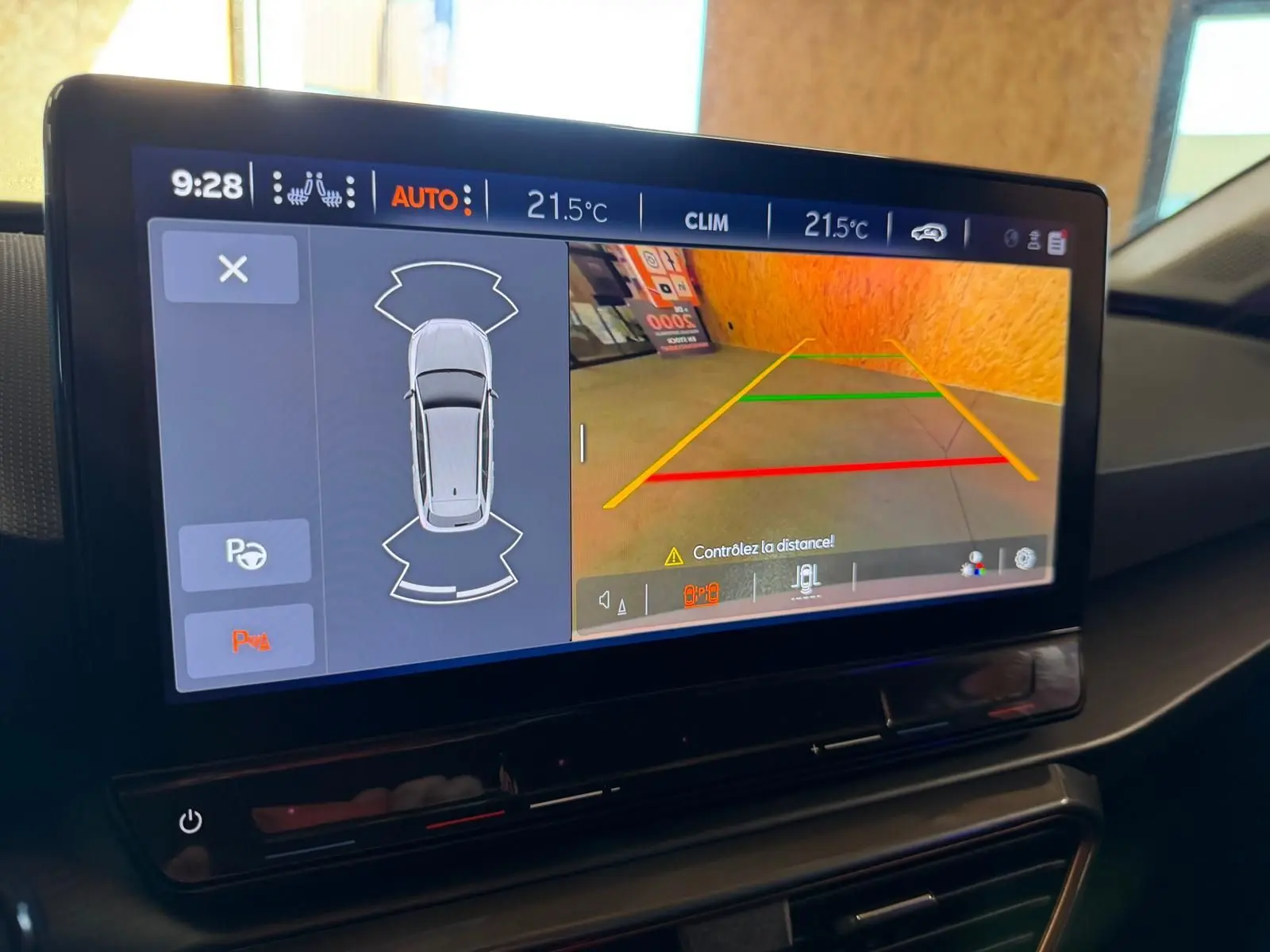 Vue intérieure des sièges arrière noirs de la CUPRA LEON ST 2024, avec ceintures de sécurité et appuie-têtes visibles.