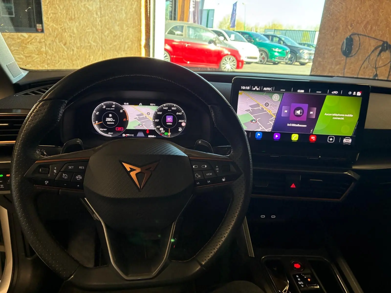 Vue intérieure centrée sur le volant CUPRA et le tableau de bord digital avec écran tactile du Leon ST 2024.