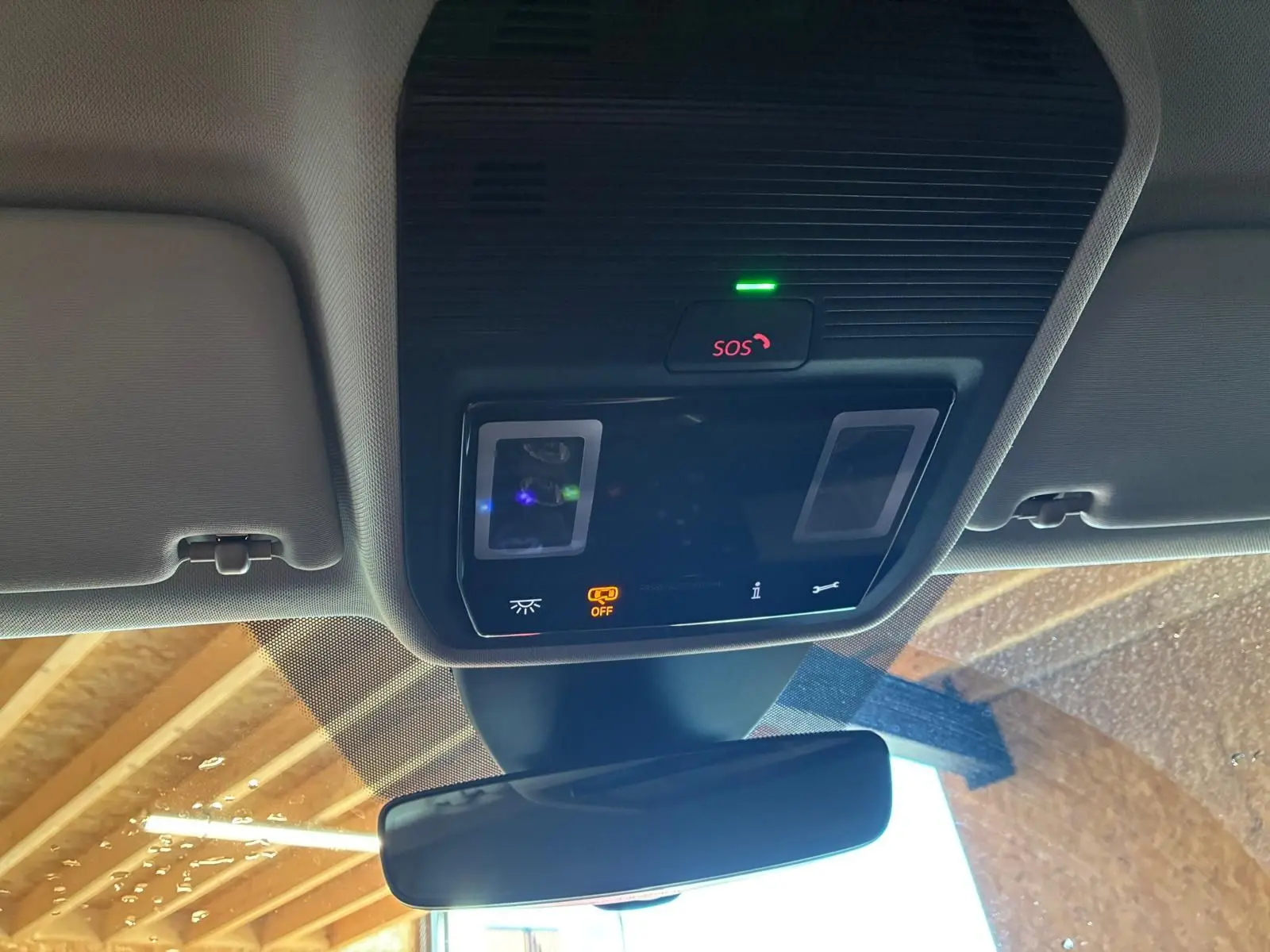 Vue intérieure du plafonnier avec commandes et témoin SOS allumé dans une CUPRA LEON ST blanche 2024.