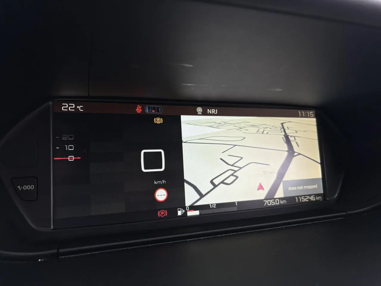 Écran numérique du tableau de bord du Citroën C4 Spacetourer 2018 affichant la navigation et la vitesse à 0 km/h.