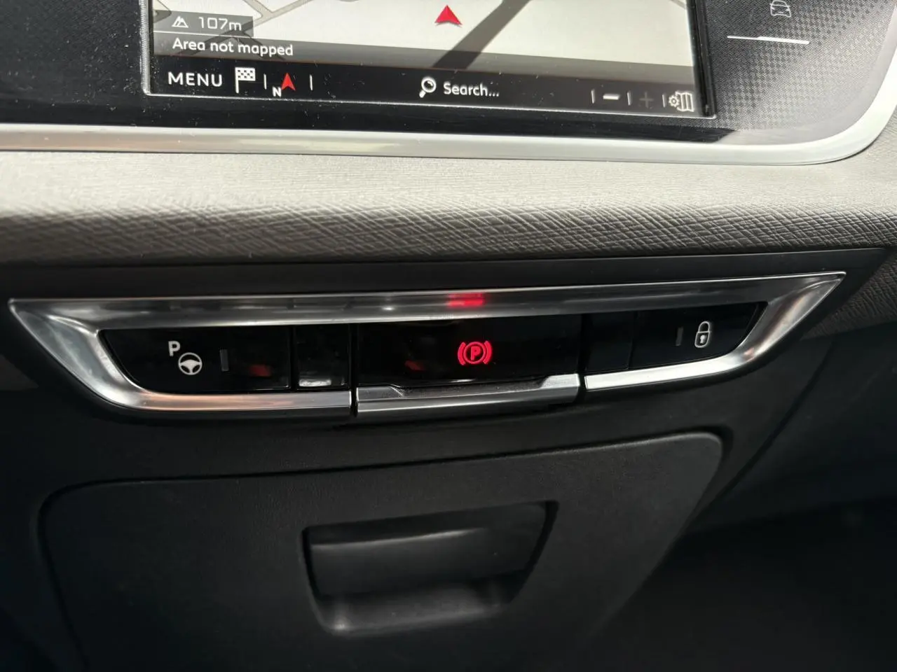 Gros plan sur la console centrale de la Citroën C4 Spacetourer 2018 montrant les commandes du frein à main électrique et du verrouillage.