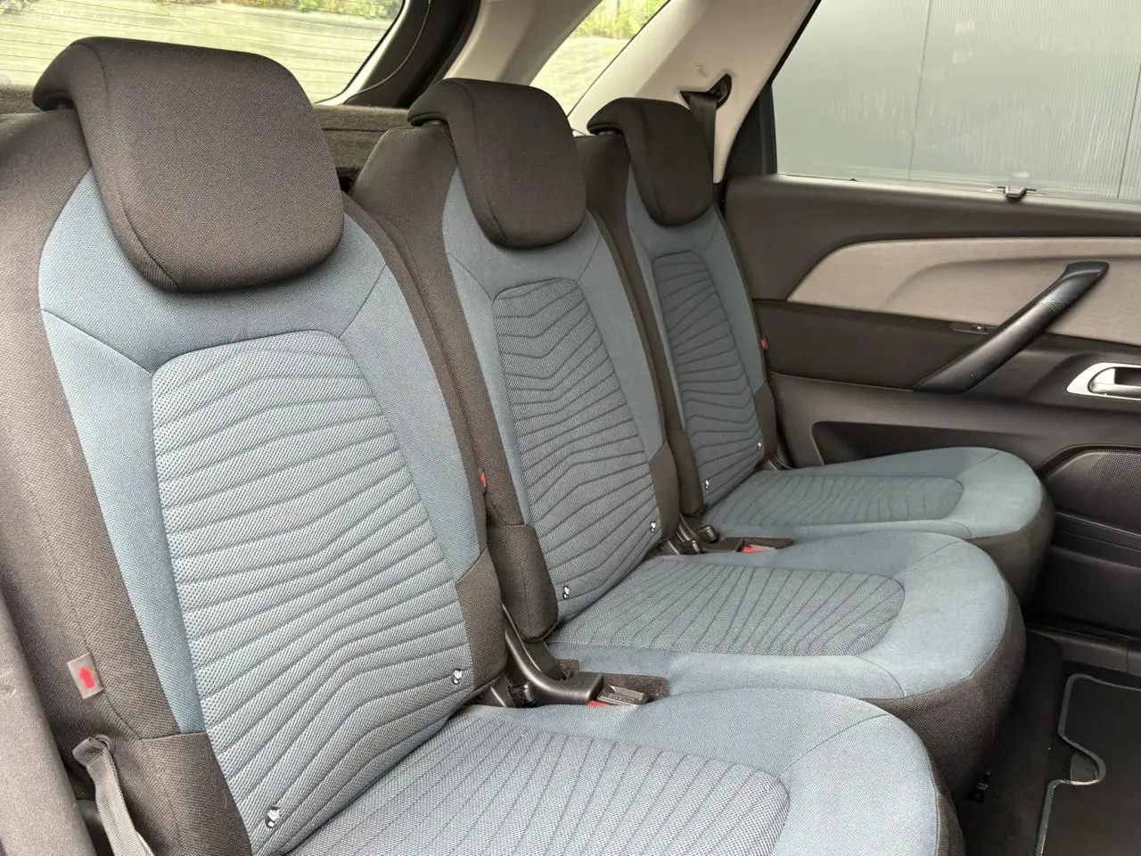 Vue latérale intérieure montrant les sièges arrière gris clair et foncé du Citroën C4 Spacetourer 2018.