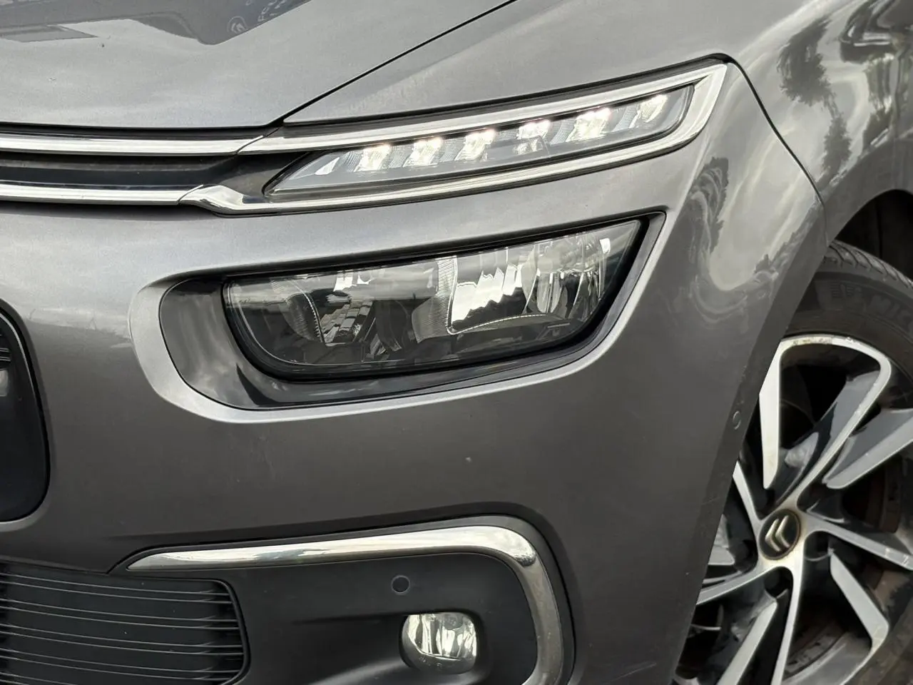 Gros plan sur l'avant droit gris foncé du Citroën C4 Spacetourer 2018, mettant en valeur ses phares LED et jante alliage.