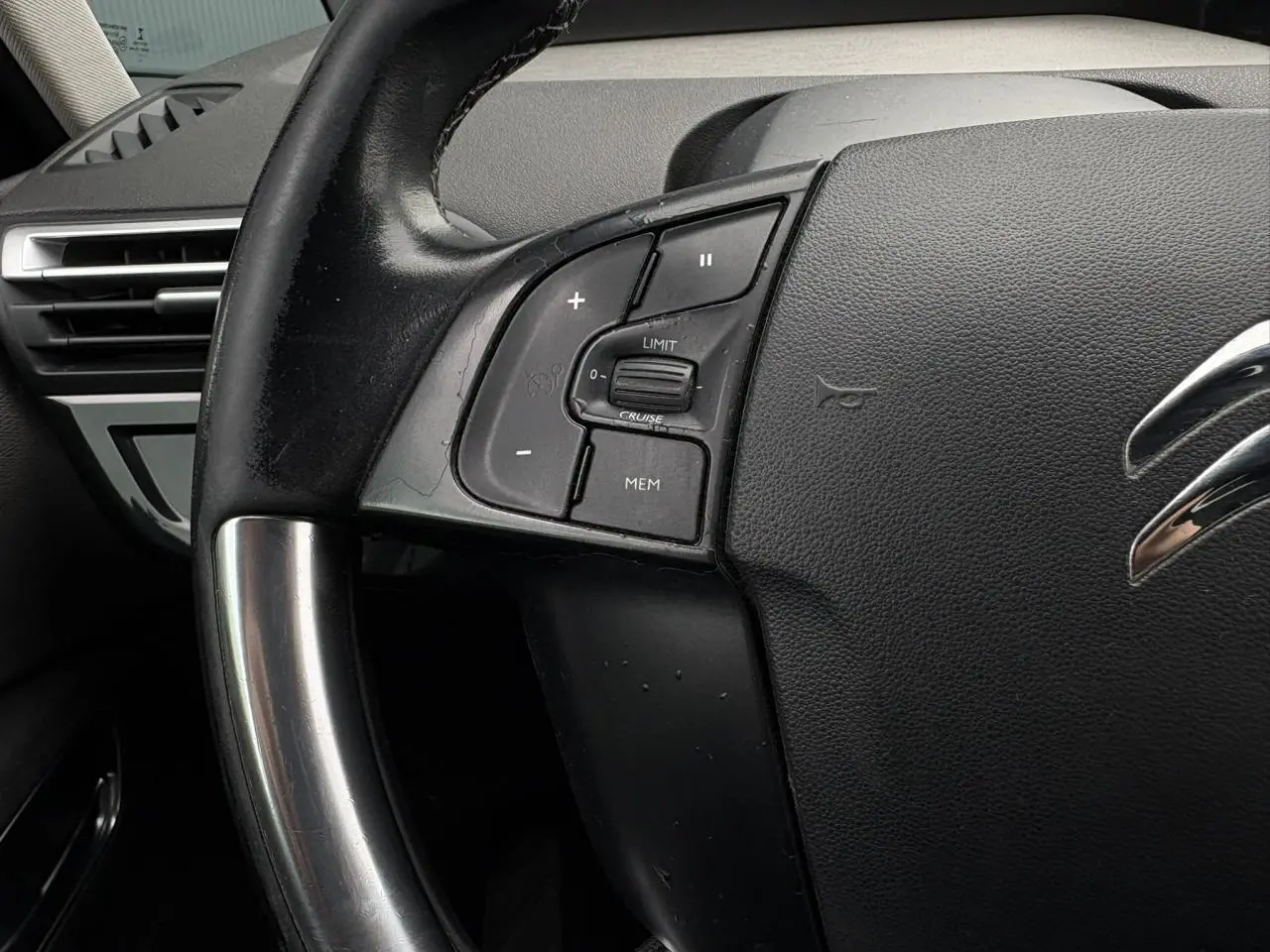 Gros plan sur le volant noir de la Citroën C4 Spacetourer 2018, avec commandes de régulateur de vitesse intégrées.