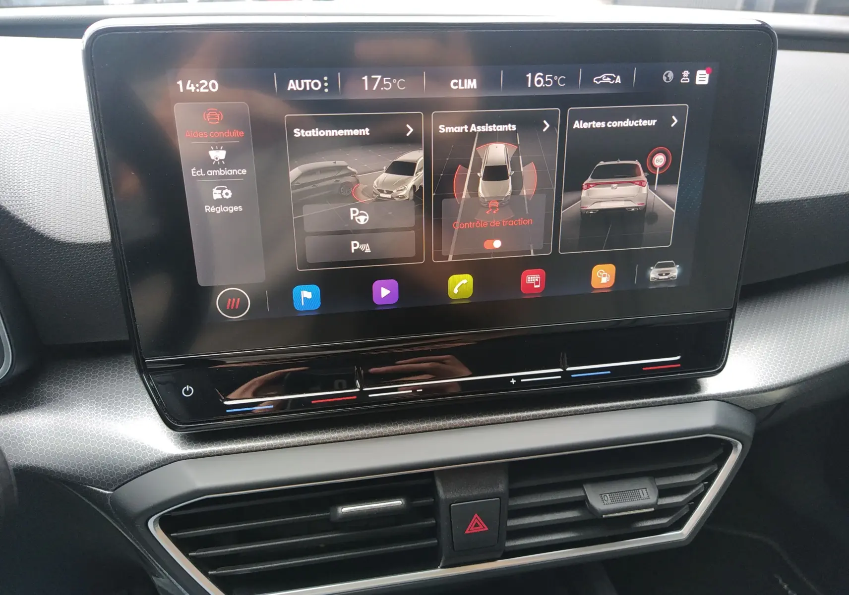 Écran tactile central du tableau de bord du SEAT LEON ST gris 2022, affichant les aides à la conduite et la climatisation.