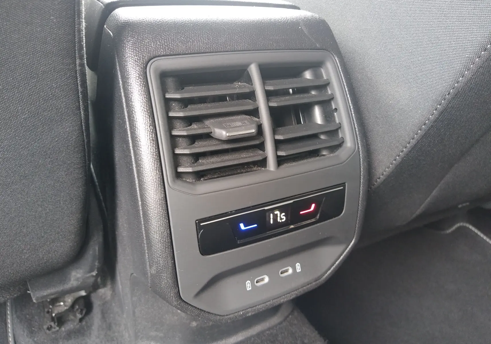 Détail de la console arrière avec bouches d'aération, réglage de température à 17,5°C et ports USB-C du SEAT Leon ST gris.