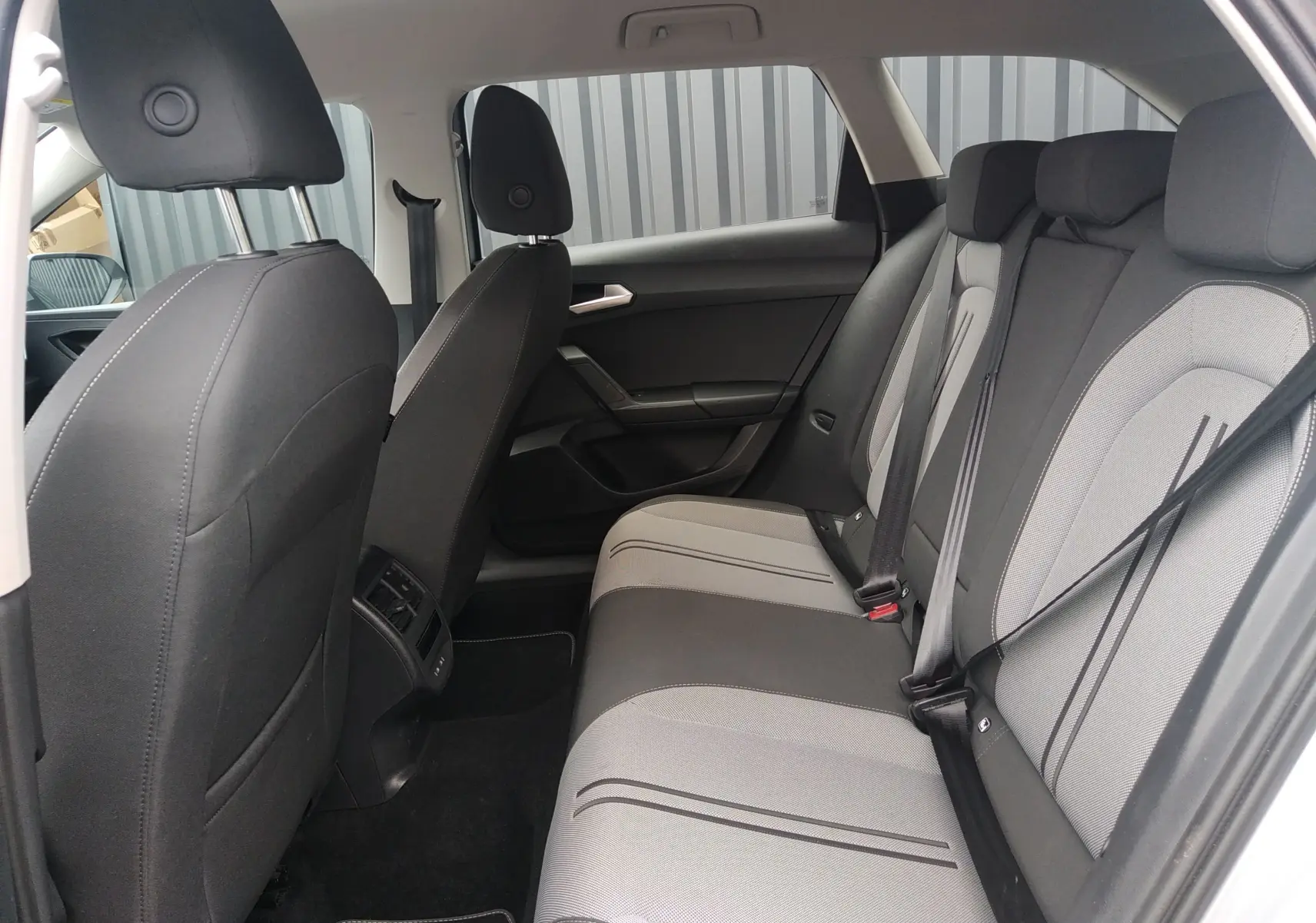 Vue intérieure côté droit des sièges arrière en tissu gris et noir du SEAT LEON ST 2022, version Style Business.