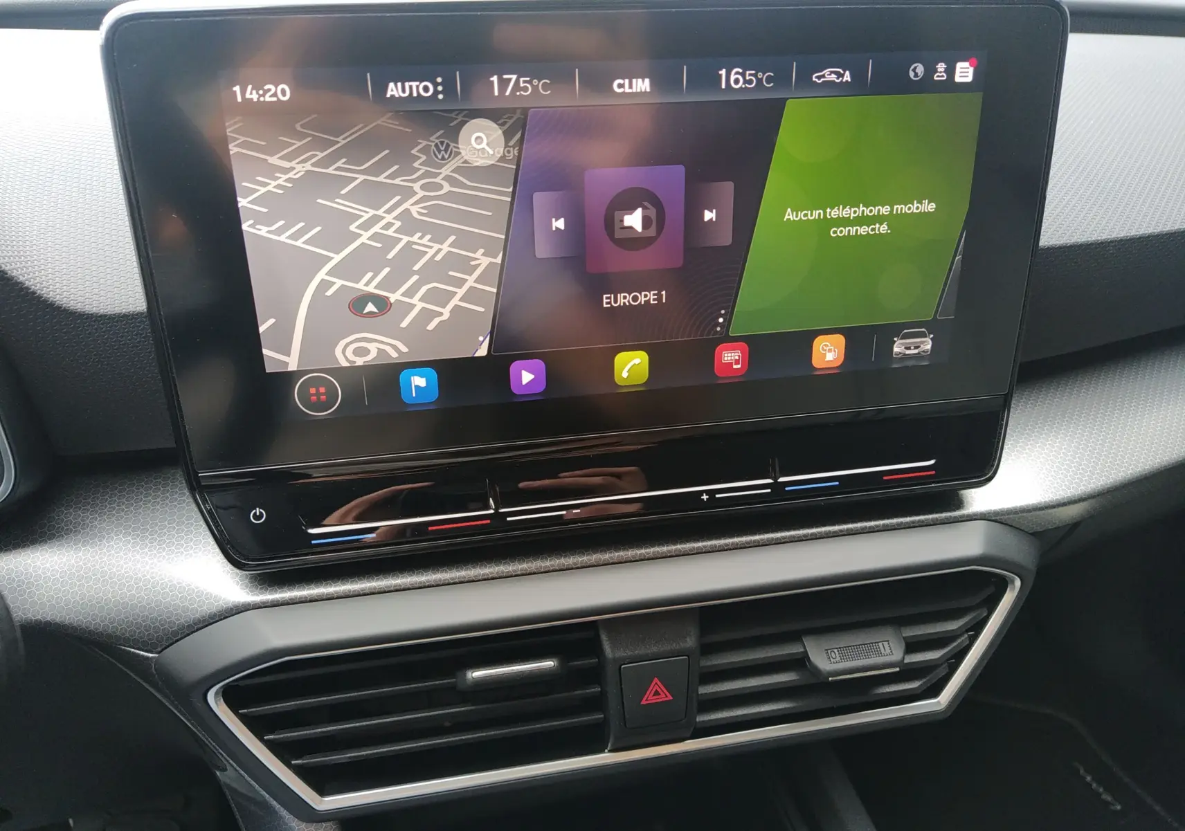 Écran tactile central du tableau de bord du SEAT LEON ST 2022 avec navigation, radio Europe 1 et climatisation affichées.
