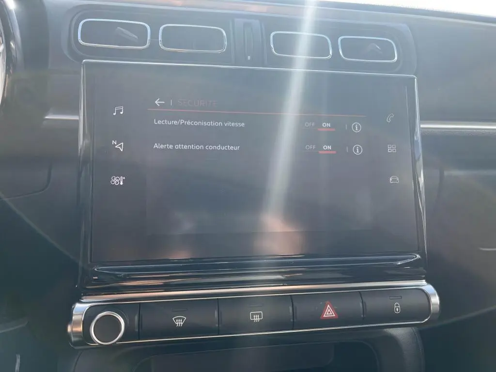 Écran tactile central de la Citroën C3 2022 gris, affichant les réglages de sécurité conducteur.