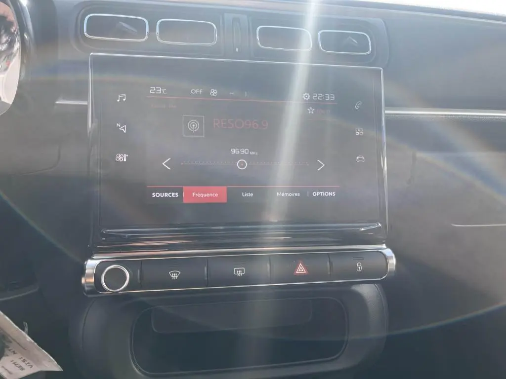 Tablette tactile 7 pouces du tableau de bord de la Citroën C3 gris 2022, avec commandes climatisation et radio affichées.