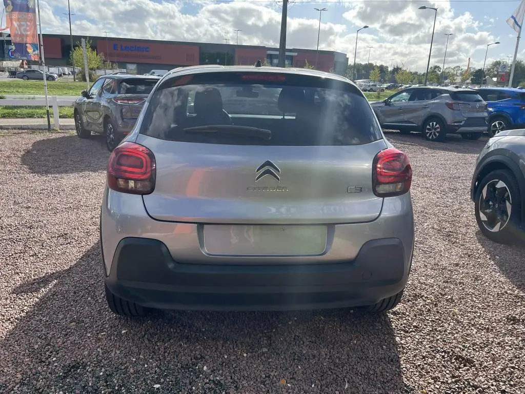 Vue arrière d'une Citroën C3 gris nacré 2022 avec feux arrière LED et lunette arrière surteintée.