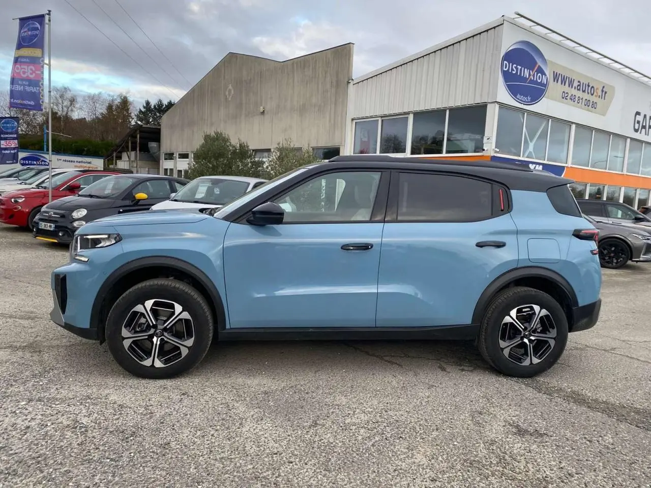 Profil côté gauche d'un Citroën C3 Aircross 2025 bleu Monte Carlo avec toit noir et jantes alliage 17 pouces.