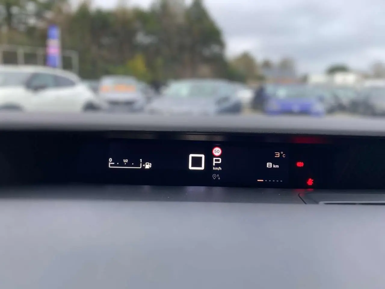 Affichage numérique du tableau de bord de la Citroën C3 Aircross hybride, indiquant la vitesse, la température et le niveau de carburant.