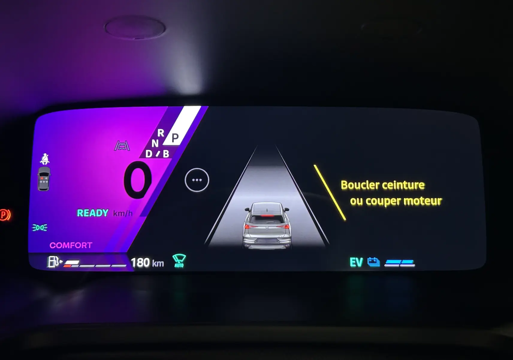 Tableau de bord numérique du Renault Symbioz blanc nacré, affichant la vitesse à zéro et un avertissement de ceinture de sécurité.