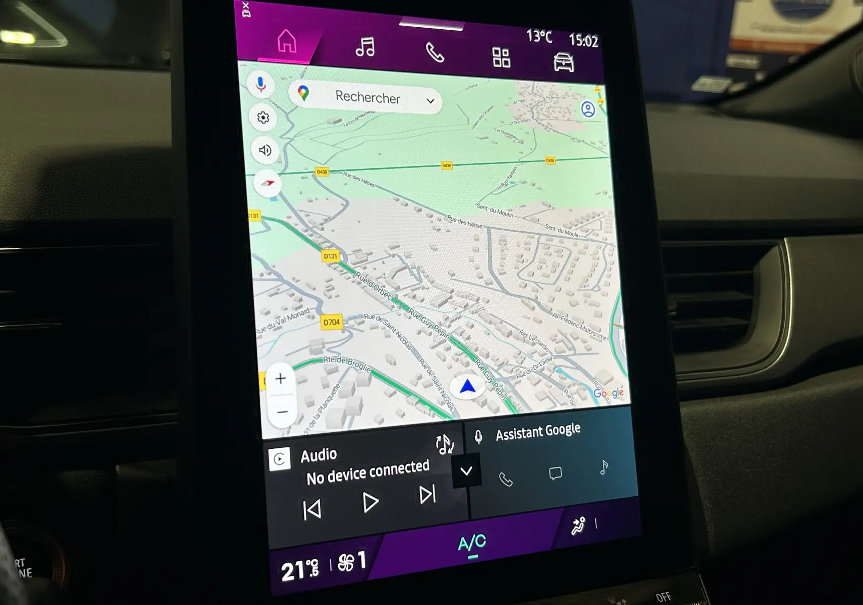 Écran tactile central du tableau de bord du Renault Symbioz blanc nacré 2025 affichant la navigation GPS Google Maps.