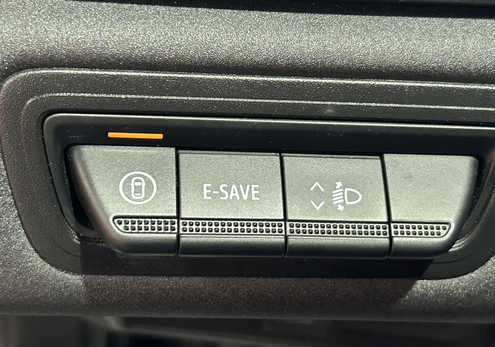 Boutons de commande du tableau de bord du Renault Symbioz blanc nacré, avec fonction E-SAVE et réglage des phares.