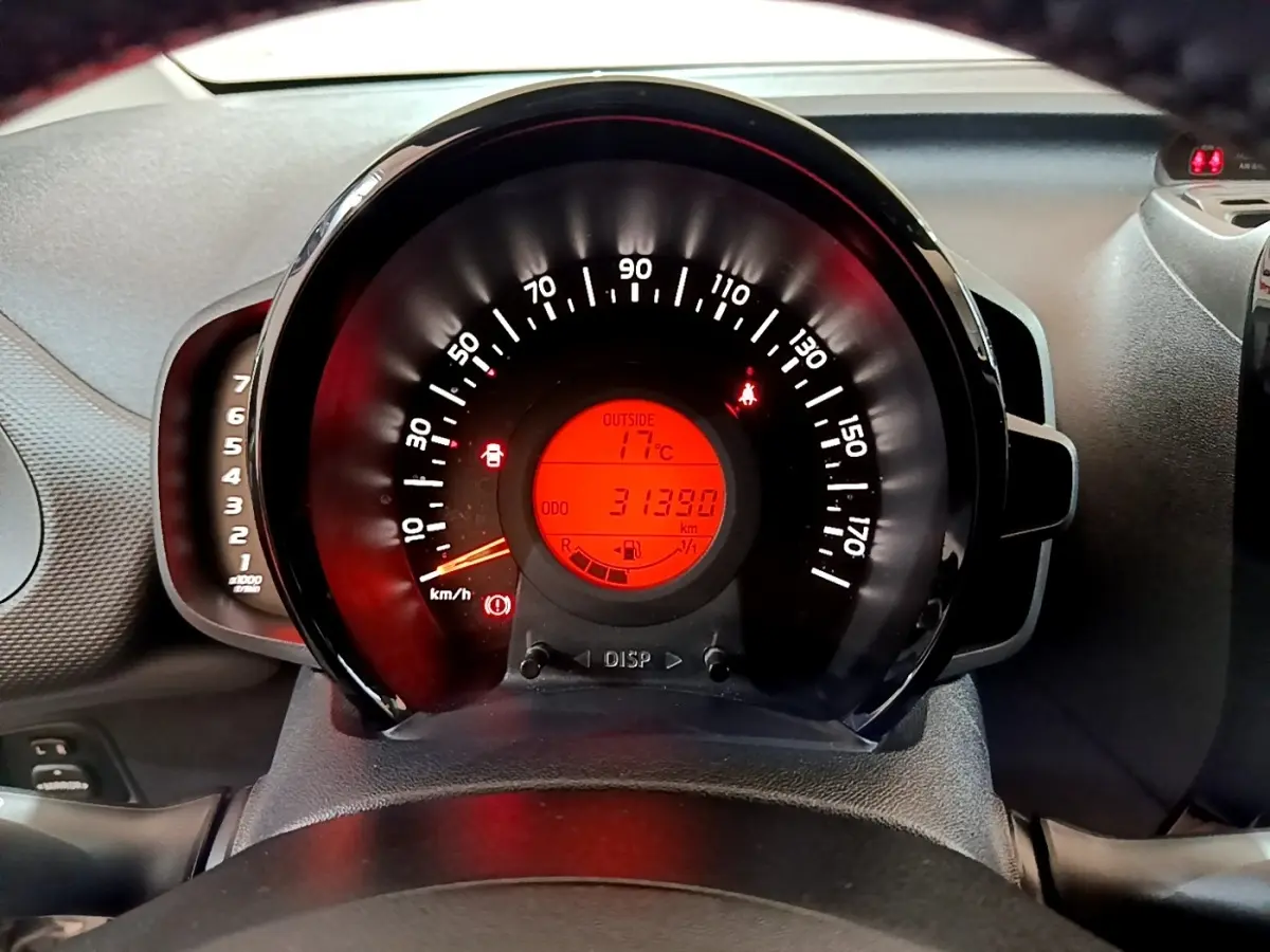 Tableau de bord de Citroën C1 2019 avec affichage numérique rouge et compteur de vitesse circulaire.