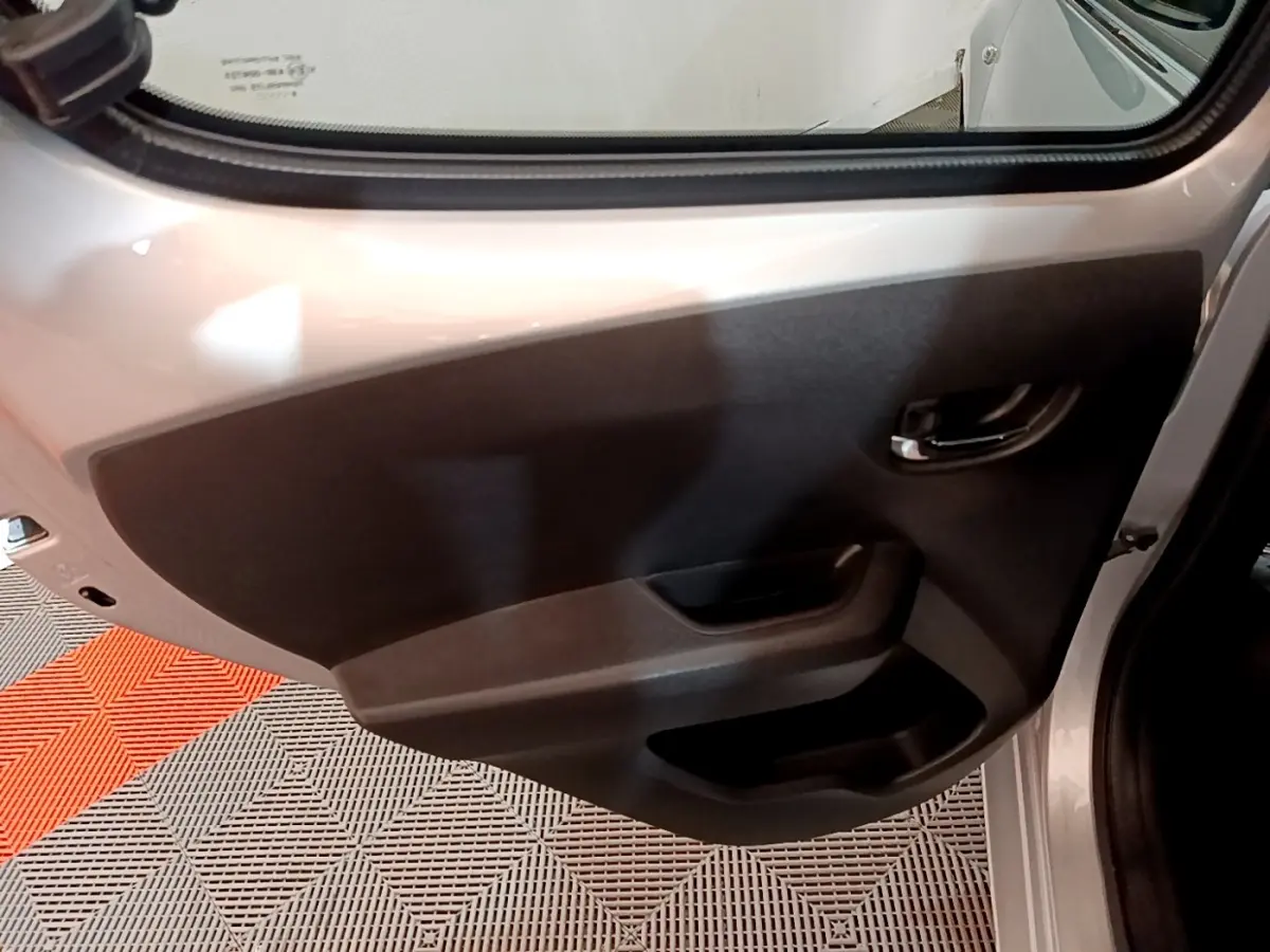 Vue rapprochée de la porte arrière droite gris clair de la Citroën C1 2019 avec poignée intérieure chromée.