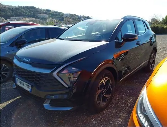 KIA Sportage noir 2022 vue 3/4 avant droit, SUV compact avec calandre distinctive et jantes alliage noires.