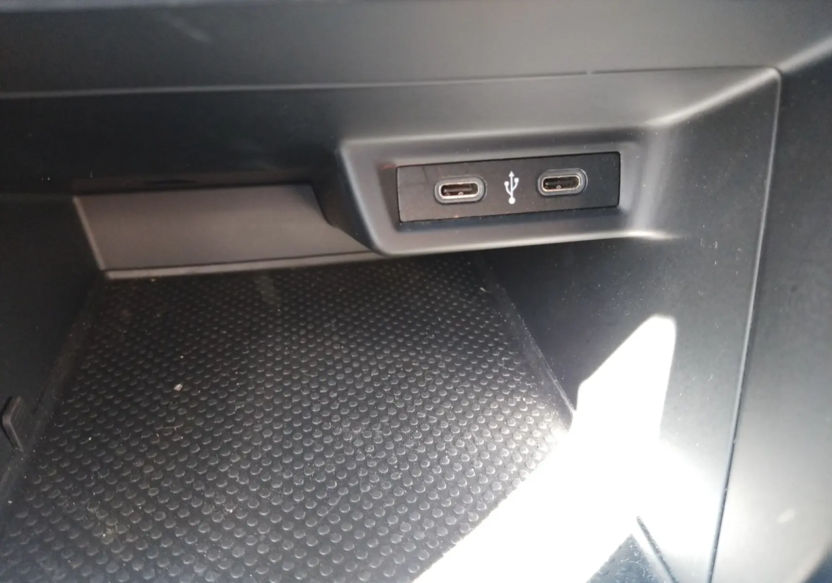 Prise USB double type C en gros plan dans la console centrale d'une Volkswagen Polo blanche 2021.