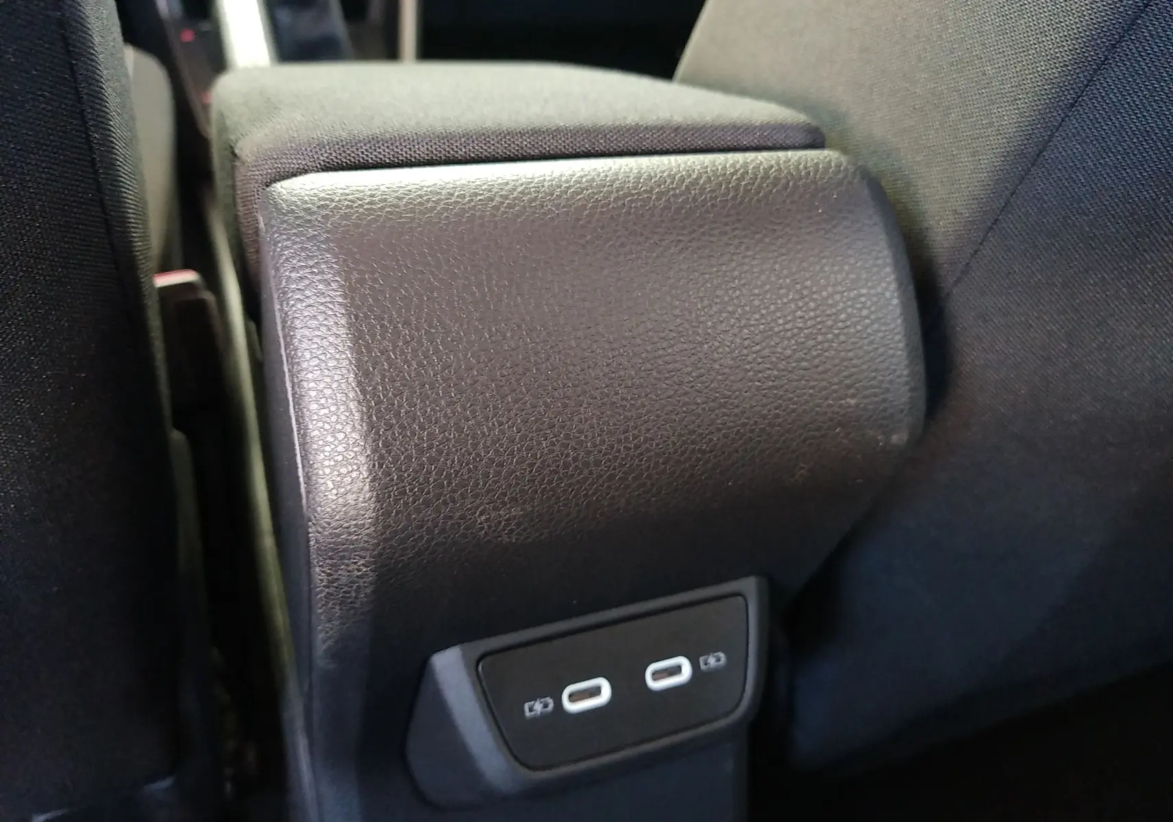 Prise USB double en gros plan sur la console centrale arrière d'une Volkswagen Polo blanche 2021.