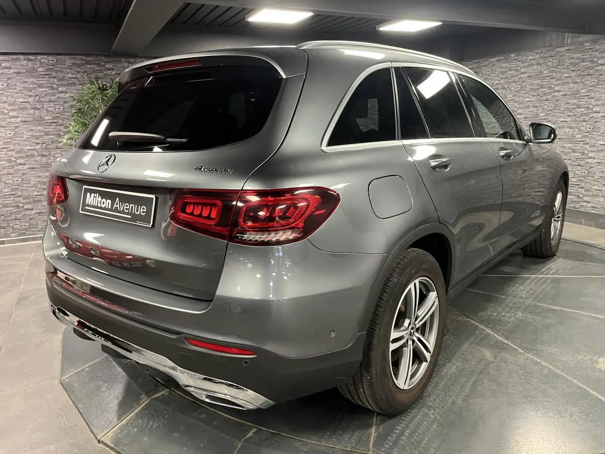 Mercedes GLC 200 4MATIC gris métallisé vu en 3/4 arrière droit avec jantes alliage 18 pouces et feux LED.