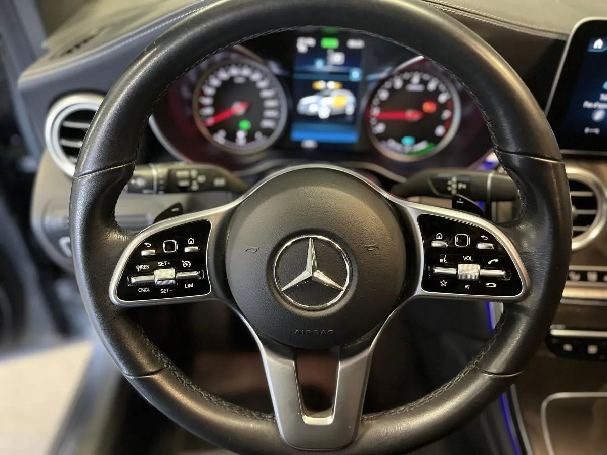 Volant cuir noir multifonction de Mercedes GLC 200 4MATIC 2019 avec commandes intégrées et tableau de bord partiel visible.
