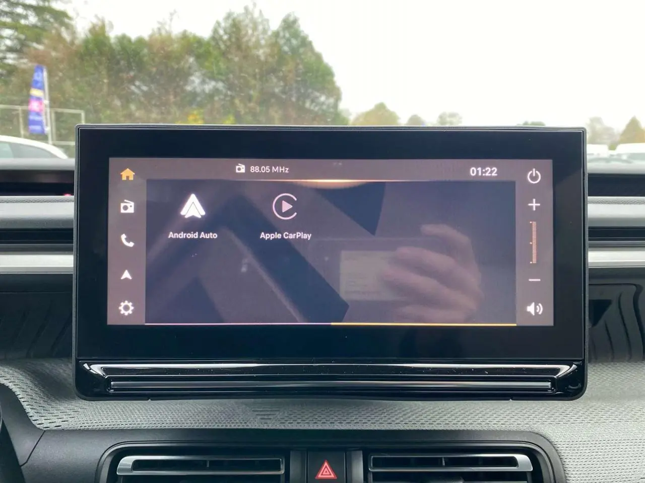 Écran tactile central de la Citroën C3 Aircross Hybride 2025 affichant Android Auto et Apple CarPlay.