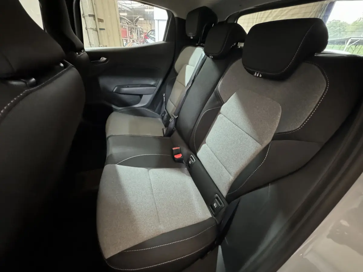 Vue intérieure côté droit des sièges arrière bi-matière gris clair et noir de la Renault Clio Evolution Blue dCi 100 2025.