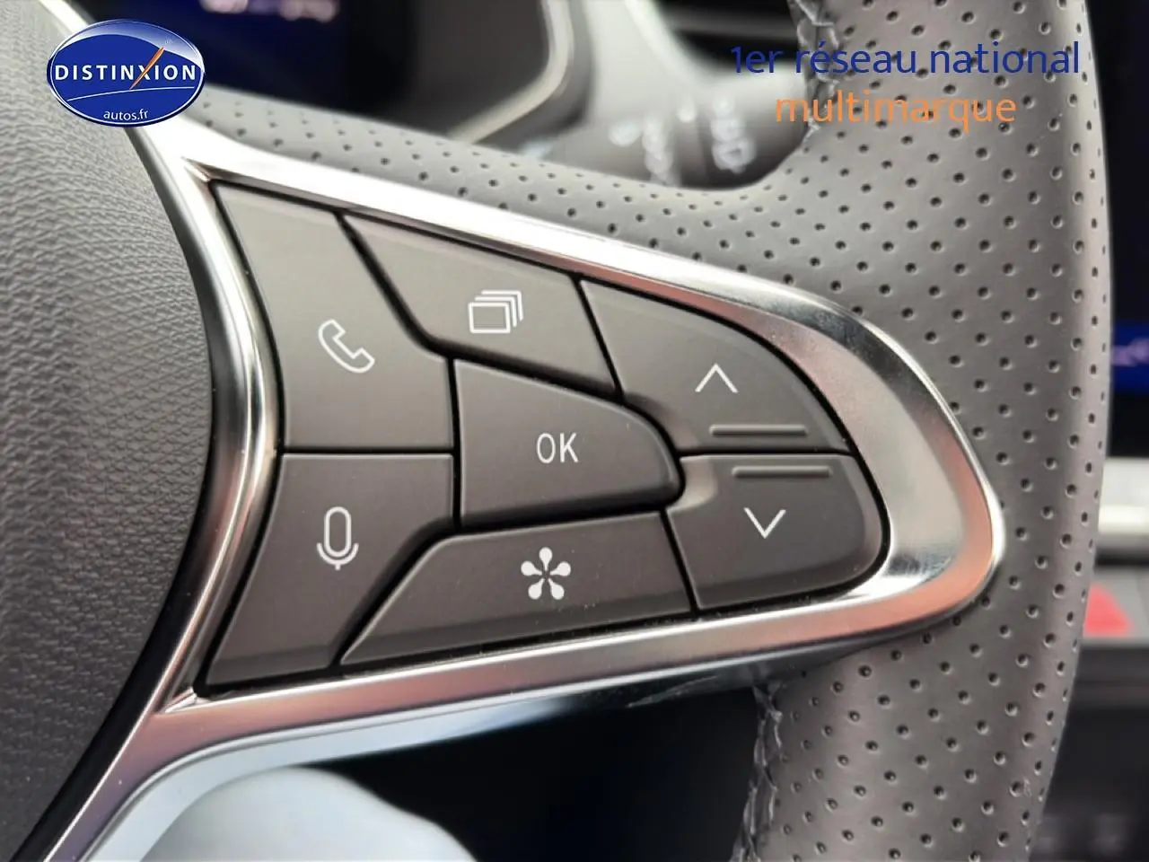 Gros plan sur les commandes noires du volant perforé côté droit du Renault Symbioz gris schiste.