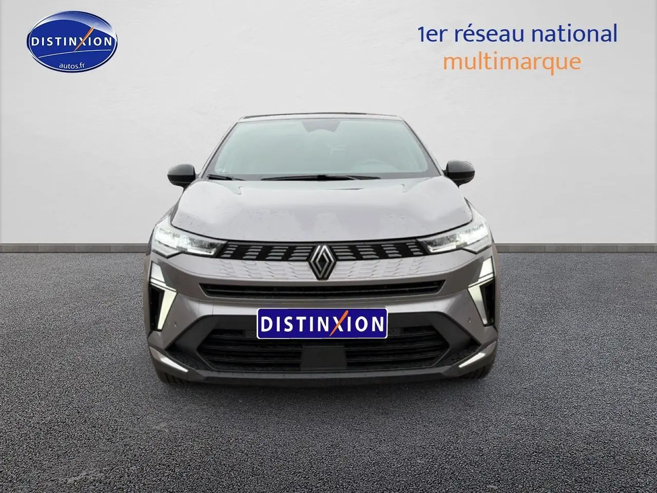 Renault Symbioz gris schiste vue avant avec calandre moderne et feux LED distinctifs allumés.