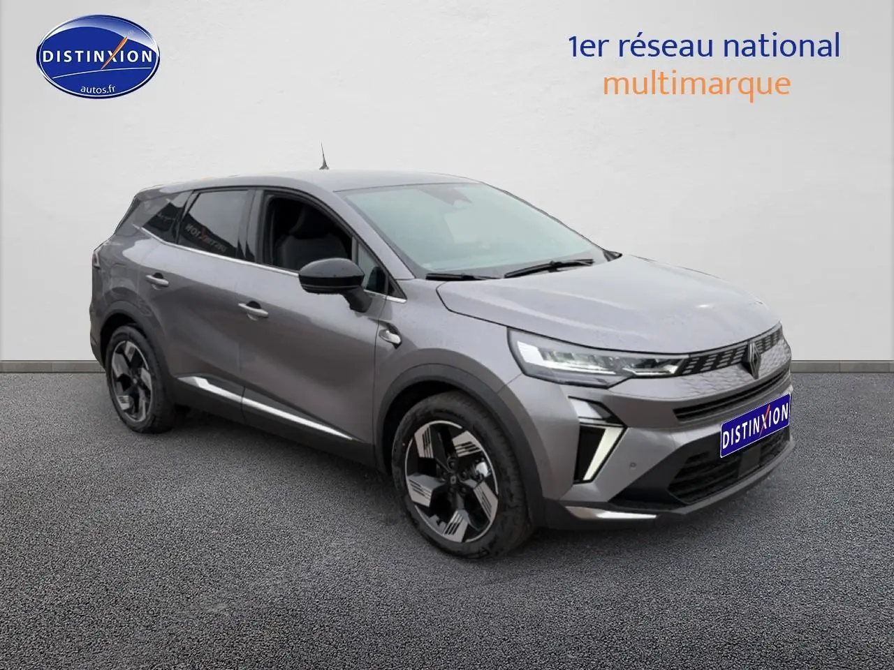 Renault Symbioz gris schiste en 3/4 avant droit, avec jantes alliage 18 pouces et feux LED distinctifs.