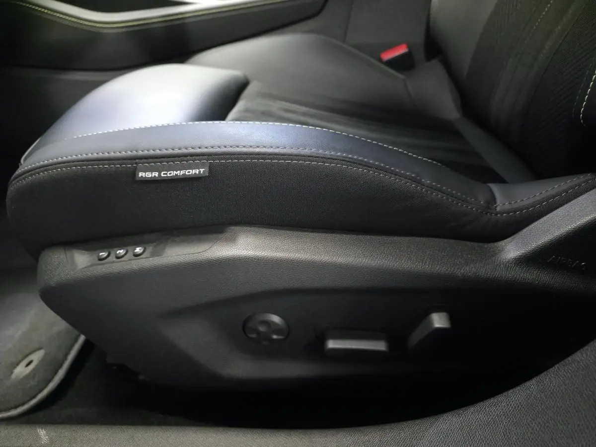 Gros plan sur le siège avant noir du Peugeot 408 2024 avec étiquette AGR Comfort et commandes électriques.