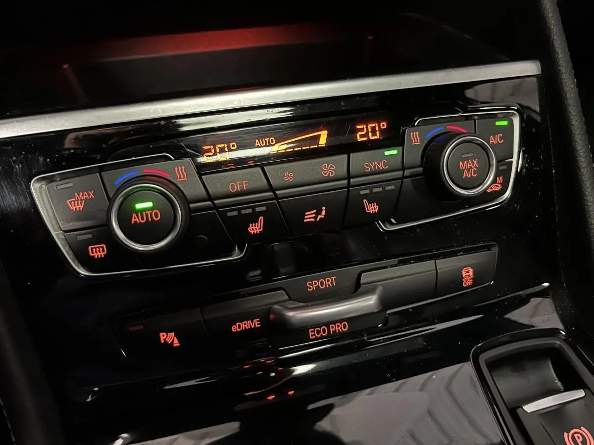 Panneau de commande de climatisation et modes de conduite BMW 225xe Active Tourer 2018 en gros plan intérieur noir brillant