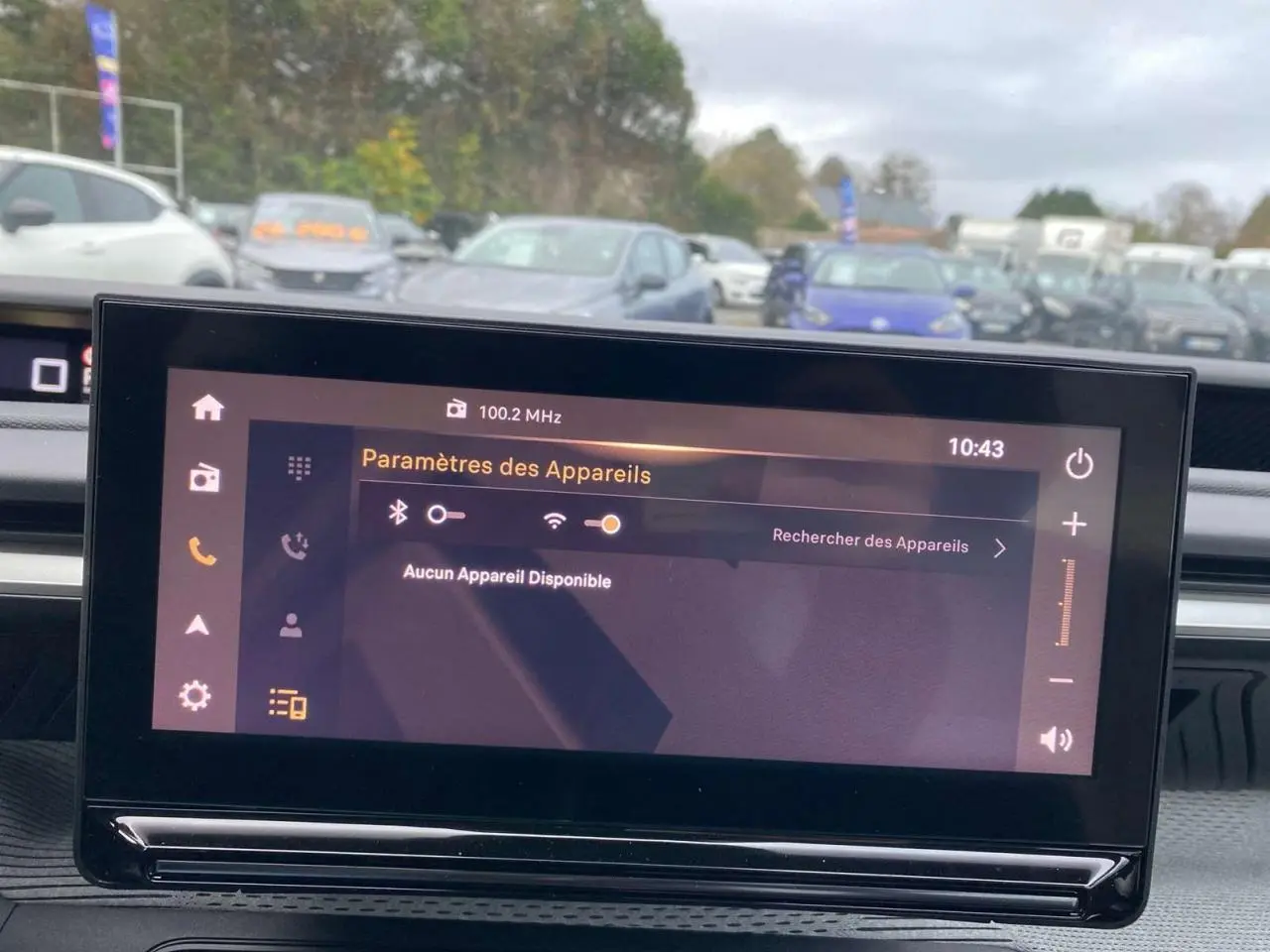 Écran tactile central du tableau de bord de la Citroën C3 Aircross 2025 affichant les paramètres Bluetooth et Wi-Fi.