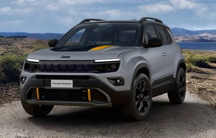 Jeep Avenger 2025 gris Storm avec toit noir, vue 3/4 avant droite, détails jaunes sur calandre et capot.