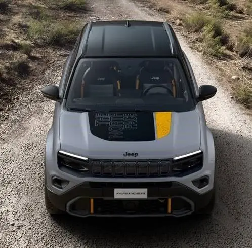Vue avant plongeante du Jeep Avenger gris Storm avec toit noir et marquage The North Face sur le capot.